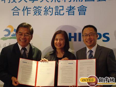 台灣飛利浦集團總經理柏健生(右)表示，飛利浦集團看好近年在台灣蓬勃發展的「植物工廠」產業，有意將園藝LED照明，導入台灣的精緻園藝業。(鉅亨網記者黃佩珊攝)