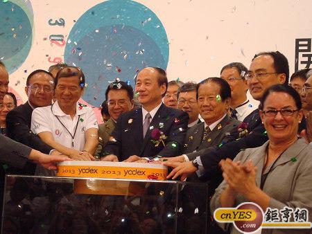 經濟部長張家祝今(17)日表示，1支智慧型手機有25萬個專利請求，過去台灣產業花費在相關產品的專利授權經費高達1000億元。(鉅亨網記者黃佩珊攝)