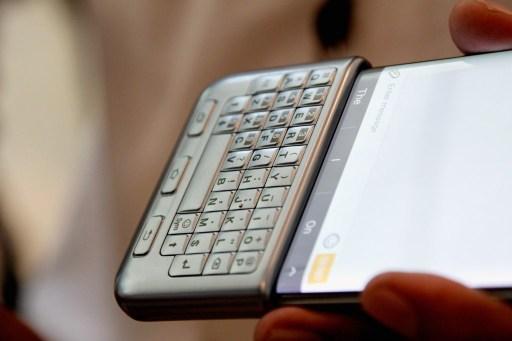 三星推出 S6 Edge Plus 可搭載的實體 Qwerty 鍵盤。 (圖:AFP)