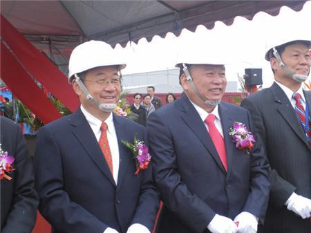 宸鴻董事長江朝瑞(右二)與總經理孫大明(左一)出席強化玻璃廠動土典禮。(鉅亨網記者葉家瑋攝)