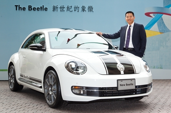 Volkswagen Beetle與太古標達汽車總裁黃齊力(圖片來源: 太古汽車)