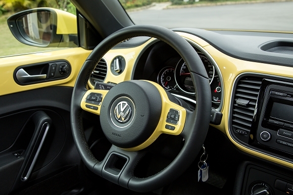 Beetle 內裝 (1.2 TSI與車身同色) (圖片來源: :Volkswagen)