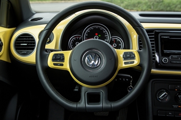 Beetle 內裝 (1.2 TSI與車身同色) (圖片來源: :Volkswagen)