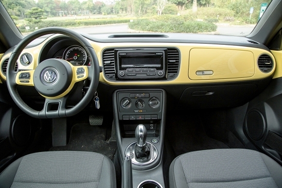 Beetle 內裝 (1.2 TSI與車身同色) (圖片來源: :Volkswagen)
