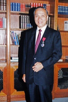 梁適華獲香港特別行政區政府於2009年頒予銀紫荊星章