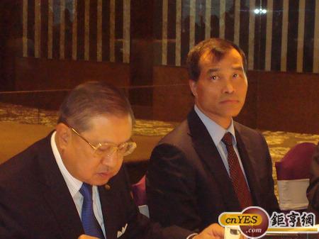 交通部長葉匡時(右)表示，自由經濟示範區條例下會期通過機率5成。(鉅亨網記者黃佩珊攝)