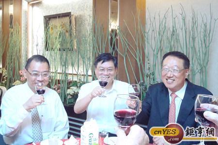 新任電電公會理事長郭台強(右)、前任電電公會理事長焦佑鈞和經濟部次長杜紫軍舉杯慶祝。(鉅亨網記者黃佩珊攝)