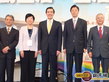 總統馬英九(中)出席第2屆科技論壇「行動生活，生活行動」高峰會。(鉅亨網記者黃佩珊攝)