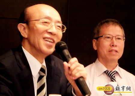 新日光董事長林坤禧與執行長洪傳獻(右)。(鉅亨網記者尹慧中攝)