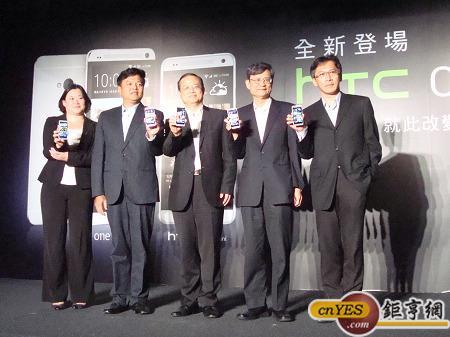 HTC宏達電今日與台灣電信業者共同推出HTC One mini，圖中為HTC北亞區總經理董俊良。(鉅亨網記者黃佩珊攝)