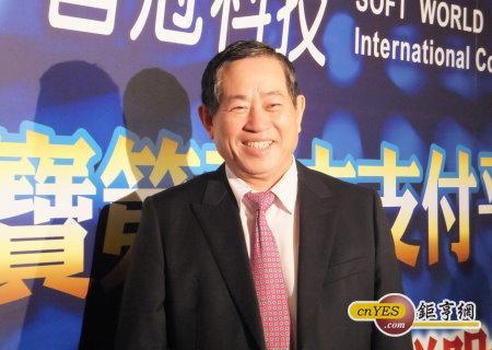 智冠董事長王俊博今天宣布智付寶準備就緒將隨政策8月底拍板上路。(鉅亨網記者尹慧中攝)