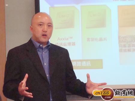 LSI行銷副總裁Thad Omura表示，快閃記憶體未來3到5年會大量運用在運算這塊領域。(鉅亨網記者黃佩珊攝)