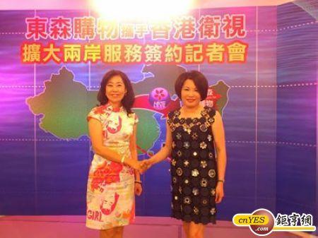 香港衛視副總裁兼台灣區總經理張宗月(左)與東森購物總經理宋湘嵐(右)進行合作簽約。(圖：鉅亨網記者王以慧攝)