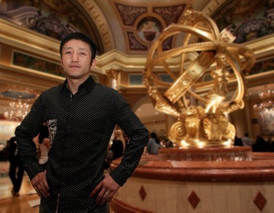 拳擊運動迷可於4月6日晚在澳門威尼斯人金光綜藝館欣賞中國金牌拳王鄒市明的首場職業拳賽後，入住以豪華見稱的澳門威尼斯人酒店或澳門喜來登金沙城中心酒店。包含兩張賽事門票的鄒市明 「皇金拳賽」酒店套票由港幣2,388元起。