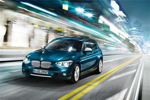 BMW 1系列轎車藍色款。(圖：官網)