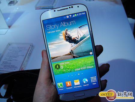三星 Galaxy S4 冰霜白。(鉅亨網記者陳俐妏 攝)