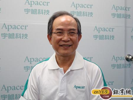宇瞻董事長陳益世表示，智慧型行動裝置出貨量持續創新高。(鉅亨網記者黃佩珊攝)