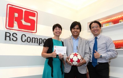 RS Components 東南亞銷售總監 Swarbrick 女士、冠軍得主 Muninta 先生，以及 RS Components 泰國國家經理 Wetchapruekpitak 先生合照 