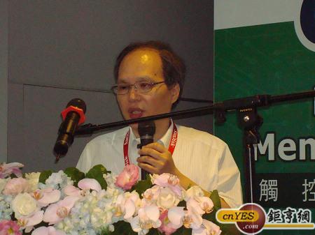 義隆電子業務五處處長白朝煌指出，已經針對觸控多樣化輸入方式，包括懸空手勢操作觸控，提出最佳解決方案。(鉅亨網記者黃佩珊攝)