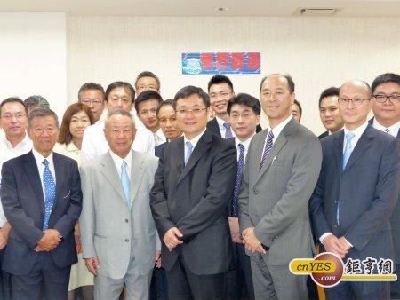 碩禾董事長陳繼仁率團今天與日本坪井簽約，2014年於福島建置完成電站總投資額50億日幣。(鉅亨網記者尹慧中攝)