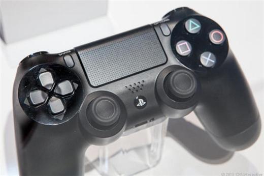 索尼展出的Playstation 4控制手把DualShock樣品。(圖：CNET)