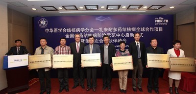 中華醫學會副秘書長楊民教授，結核病學分會主任委員許紹發教授，禮來基金會董事長李勵達博士為來自六省市示範基地的代表授牌。