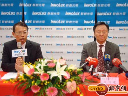 群創董事長由段行健(右)受續任，左為群創總經理王志超。(鉅亨網記者黃佩珊攝)
