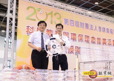 李長榮集團董事長李謀偉(右)今天出席活動並對市場提出看法。(鉅亨網記者尹慧中攝)