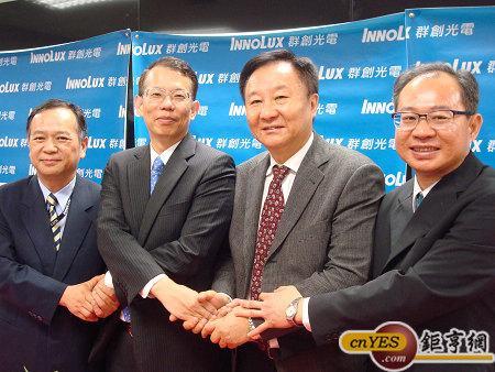 群創董事長段行建(右2)與經營團隊亮相。(鉅亨網記者黃佩珊攝)