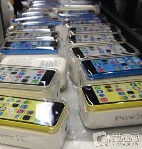 iPhone 5C零售包裝間諜照。(圖：愛應用)