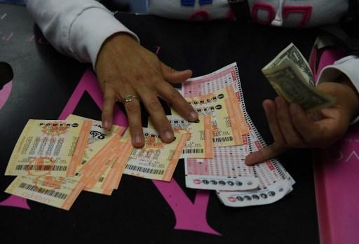 美國 Powerball 樂透獎金不斷攀升 投注民眾踴躍 (圖:AFP)