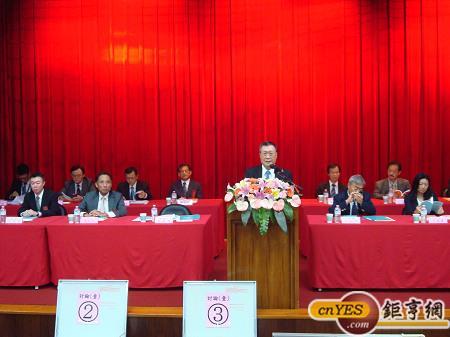 南科股東會，前排由左至右分別為南科董事王文堯、總經理高啟全、董事長吳嘉昭、董事王文淵、董事王瑞華。(鉅亨網記者黃佩珊攝)