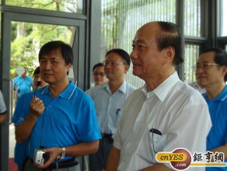 工研院院長徐爵民(左)介紹工研院全球首次成功研發的可撓式玻璃連續捲軸式製程技術應用，右為經濟部長張家祝。(鉅亨網記者黃佩珊攝)