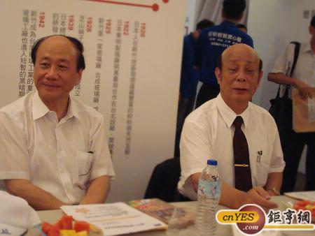 經濟部長張家祝(左)和春池總經理吳春池(右)共同主持春池觀光工廠介紹記者會。(鉅亨網記者黃佩珊攝)