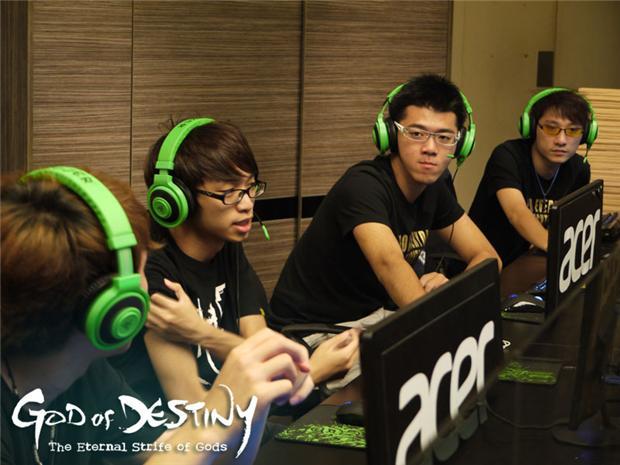 《G.O.D》專業測試菁英正在討論遊戲內容。(圖：華義提供)