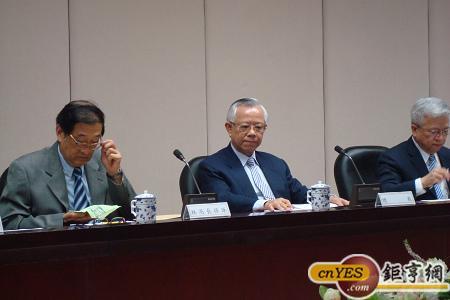 中央銀行今(27)日召開理監事聯席會議，一致決議，維持現行利率，理監事會後記者會由央行總裁彭淮南(中)主持。(鉅亨網記者黃佩珊攝)