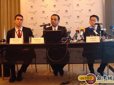 瑞信預計台股第4季中會到達8500點。(由左至右瑞信台灣證券研究主管Randy Abrams、瑞信亞洲科技研究部主管Manish Nigam、瑞信台灣市場策略與金融證券研究分析師許忠維) (鉅亨網記者黃佩珊攝)