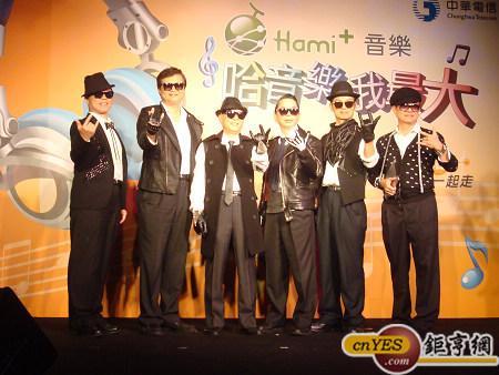 中華電推出全新線上數位音樂服務通路Hami+音樂，董事長李炎松(左3)戴墨鏡、穿皮衣，打扮成rocker歌手造型。(鉅亨網記者黃佩珊攝)