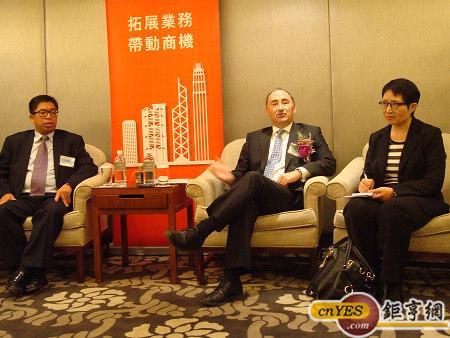 香港投資推廣署署長賈沛年(中)表示，香港是吸引海外企業家來港尋找亞洲商機的熱點，台灣企業應該把握這個全球趨勢，盡快在香港打好基礎。(鉅亨網記者黃佩珊攝)