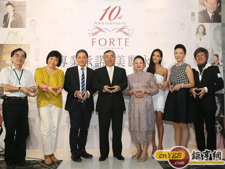 台塑生醫董事長王瑞瑜(右二)主持FORTE十年有成記者會，中為微風集團董事長廖偉志、右四為三娘李寶珠、左三為微風集團常務董事廖鎮漢、右三為孫芸芸小姐、右一為設計師方國。(鉅亨網記者黃佩珊攝)
