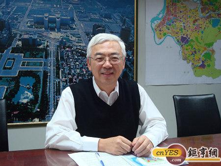 台北市都發局長邊泰明說，都更中心與10家金融行庫完成簽署合作意向，將建立都更融資平台。(鉅亨網記者黃佩珊攝)