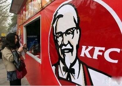 肯德基使用抗生素雞隻被爆出後，業績大受影響。