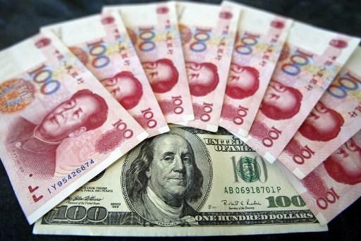 貶不停的人民幣 幫助出口的同時 卻影響國內投資信心 (圖:AFP)