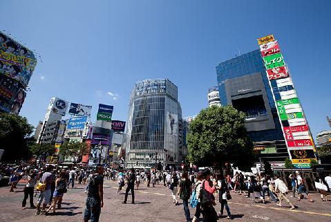 消費稅增長後，安倍必須促使企業加薪，否則可能拖累經濟表現。(圖片來源：維基百科)