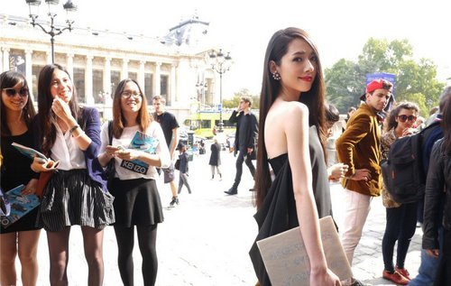 小時代女神郭碧婷抹胸開叉裙“上下失守” 