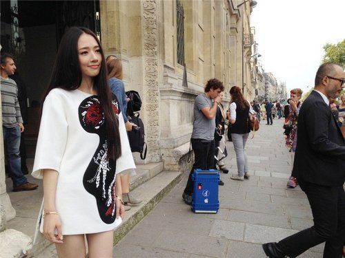 小時代女神郭碧婷抹胸開叉裙“上下失守” 