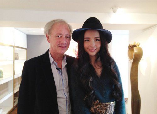 小時代女神郭碧婷抹胸開叉裙“上下失守” 