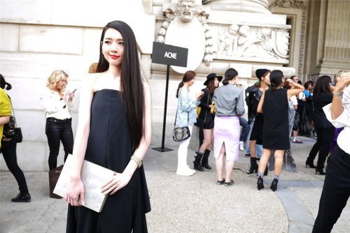 小時代女神郭碧婷抹胸開叉裙“上下失守” 