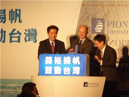 鋒裕投顧啟航儀式，圖為(左起)亞洲及中東地區總裁林偉傑(Jack W.Lin)、執行長貝瑞卓(Sandro Pierri)、台灣區總經理王可華。