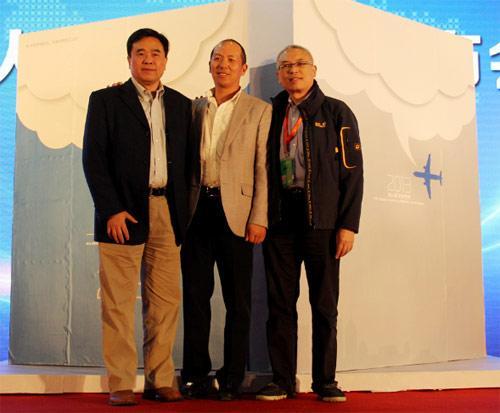 （左起：中國傳媒大學廣告學院院長 黃升民教授，航美傳媒集團總裁馮中華，代思博報堂客戶總監莫崇光先生）